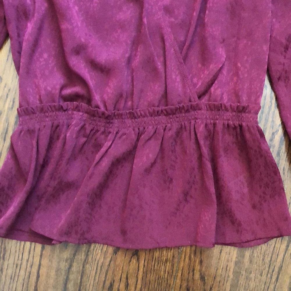 LEITH Women’s Wine Cross Over Stretch Waist Peplum Blouse Elastic Cuffs Sz M NWT - Picture 3 of 11